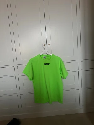 Billie Eilish tshirt - Säljer Billie Eilish tshirt från hennes hemsida 💞T-shirten har en liten fläck där fram men syns inte mycket 