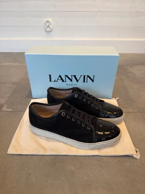 Svarta Lanvin skor - Säljer mina svarta Lanvin skor med glansig captoe. Storleken på skorna är 44 och skicket är mycket bra, 8/10. Nypris är ca 4500 kr. Box och dustbag ingår. Skriv ifall du vill ha fler bilder eller har några generella frågor! 👍