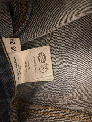 Cheap Monday blå low waist jeans med hål strl 28 - 29 - Säljer ett par blå Cheap Monday jeans i modellen Low Spray Mid Blue. De har skinny passform, låg midja och slitna hål vid knäna. Strl 28 - 29 motsvarar ca S 