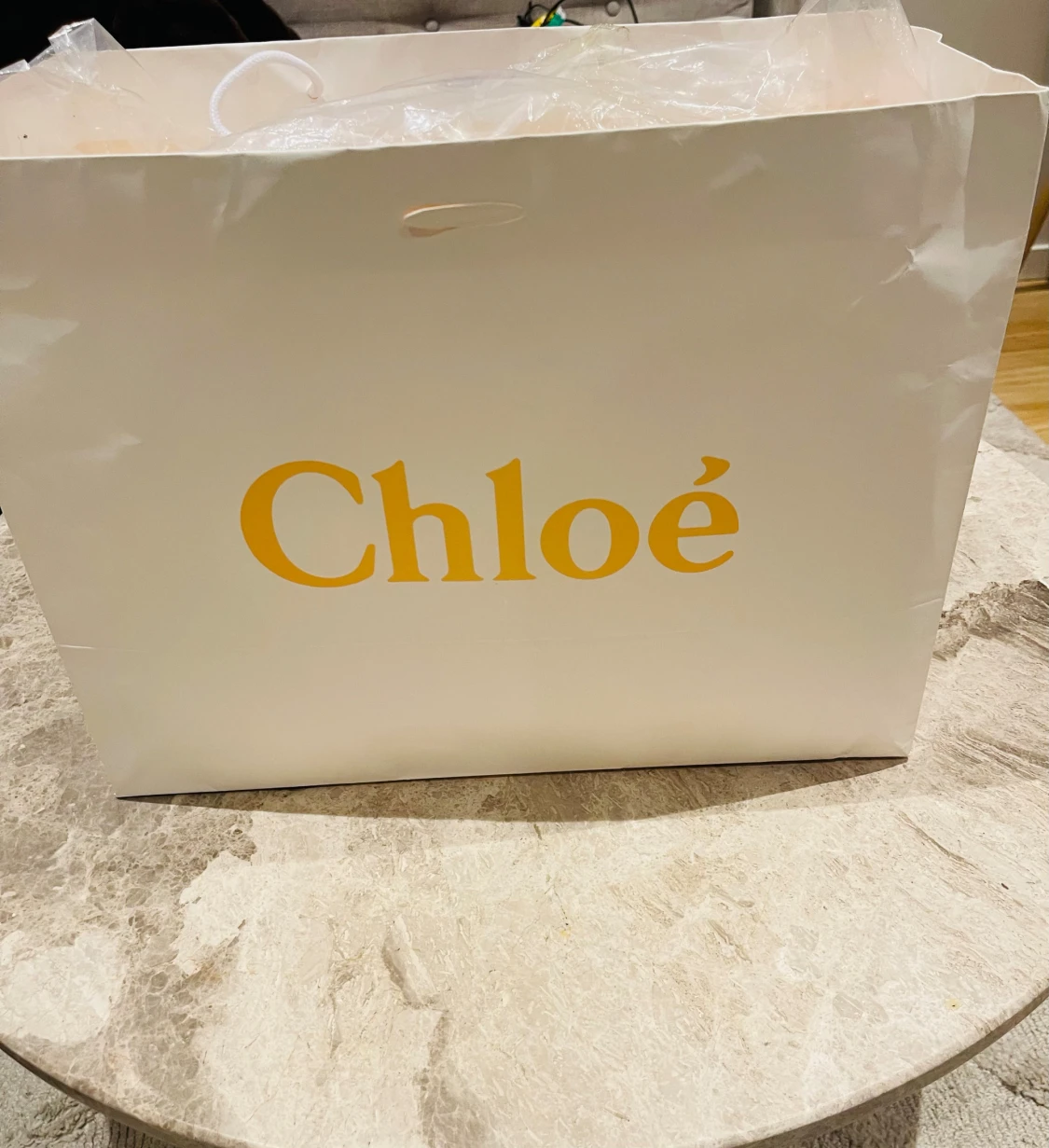 Svart handväska från Chloé med gulddetaljer - 5