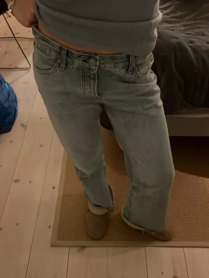 Ljusblå wide jeans - Säljer ett par ljusblå jeans från Zara❤️