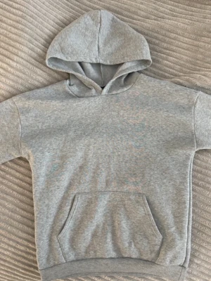 Grå hoodie  - Säljer en basic grå hoodie storlek S som aldrig går fel att matcha med 😁