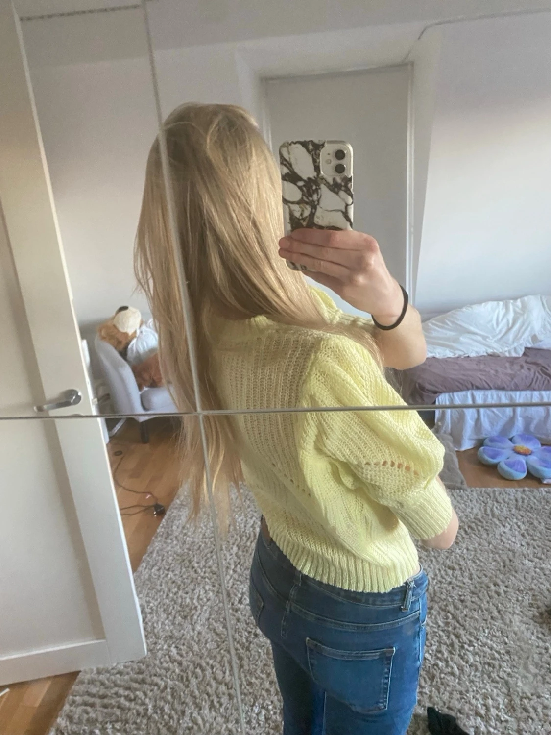 Ljusgul stickad tröja med puffärm - 1