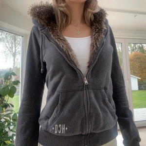 Hollister zip med foder  - En zip från Hollister i storlek L. Obs, modellen bär en storlek S. Jag fraktar inom 24h. Se liknande plagg i min profil! 