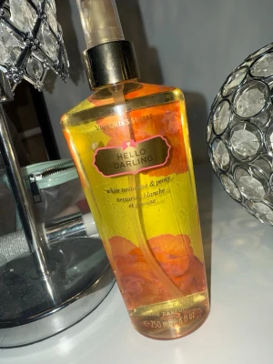 Hello Darling Fragrance Mist 250ml - Fräsch body mist med white nectarine & peony. Innehåller aloe vera och kamomill för en mjuk känsla. Volym: 250 ml. Ingredienser: Alcohol Denat., vatten, glycerin, aloe vera, kamomill m.m. Tillverkad i USA.