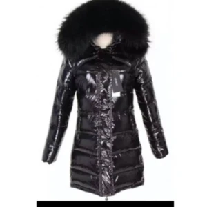 Svart glansig jacka med äkta päls - Snygg svart dunjacka med äkta päls i storlek S