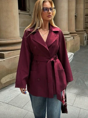 Vinröd kavaj med bälte - Säljer en vinröd kavaj med bred krage och knytskärp i midjan. Jackan har dubbelknäppning, stora fickor framtill och långa ärmar. Perfekt för dig som vill ha en stilren och trendig look med lite oversized känsla.