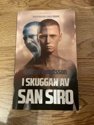 I skuggan av San Siro - En gripande berättelse om att jaga drömmen som ung fotbollsspelare i Italien. Martin Bengtsson får proffskontrakt vid 17, men möter identitetskris, press och ensamhet. En stark bok om psykisk hälsa, kärlek och att hitta sig själv.