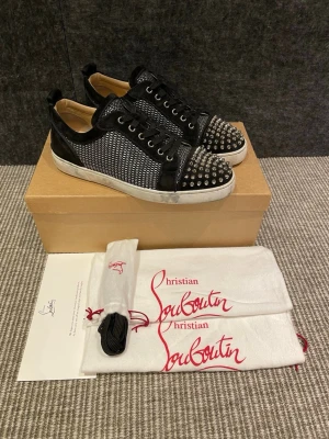 Christian Louboutin skor - Hej! Säljer nu dessa nästan nya Louboutin skor. Skorna är i fint skick. Nypris 8500kr! Hör av dig vid frågor 