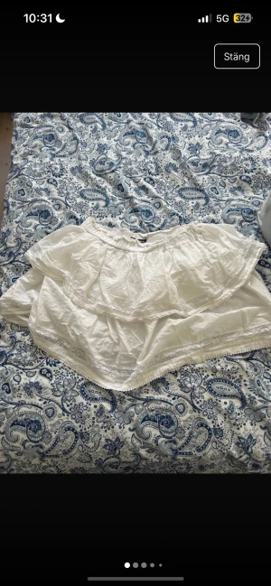 Söt kjol från bikbok med fina volanger - Vit kjol från bikbok i storlek M, väldigt fin med söta volanger och detaljer