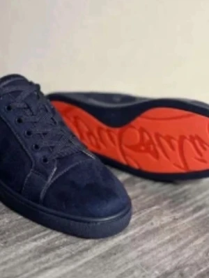 Söker Christian Louboutin - Söker ett par Christian Louboutin i färgen mörk blå eller svart utan spikar i ett bra skick för ungefär 1000-2000 kr 😊 i storlek 40 40,5