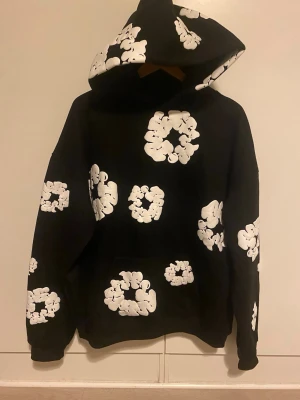 Denim tear - En svar Denim tear hoodie med storleken L (men passar även mig som oftast har M).