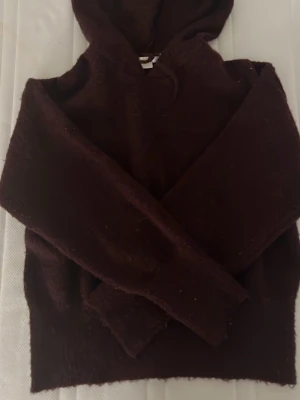 Stickad hoodie mörkröd - Mörkröd stickad hoodie från Gina i storlek 158!!💓ljuset får den att se lite brun ut men den är mörkröd, bara skriva för bild på!