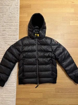 Parajumpers Pharell Jacka (NY) - Sprillans ny Parajumpers Pharell jacka. Säljes då den inte riktigt passade mig, alltså bara provat den. Bara under tiden jag testade den kände man att den var riktigt varm. Priset ej hugget i sten, kom med förslag vid snabb affär🙂
