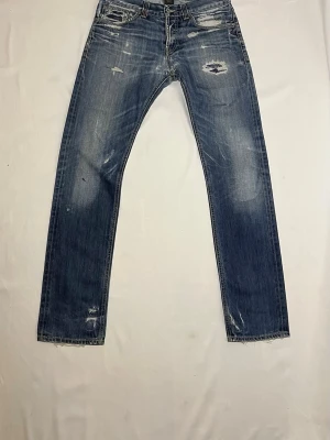 DONDUP JEANS - Hej! Säljer ett par riktigt snygga Dondup jeans i en ljusblå färg. Storlek 31. Modellen är George, en väldigt populär passform som sitter riktigt bra och är väldigt stilrent. Jeansen är i bra skick.  Hör gjärna av er om ni har frågor! 