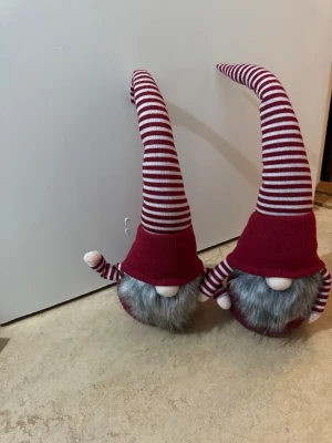 Jultomtar  - Två st jultomtar i väldigt bra skicks säljs för 100 kr. 