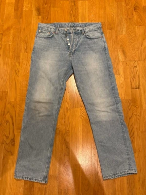 Weekday Space Relaxed Straight Jeans - Ljusblå jeans från Weekday i modellen Space Relaxed Straight Jeans. Klassisk femficksdesign med raka ben och knappgylf. Jeansen har en straight passform. Material = Bomull.