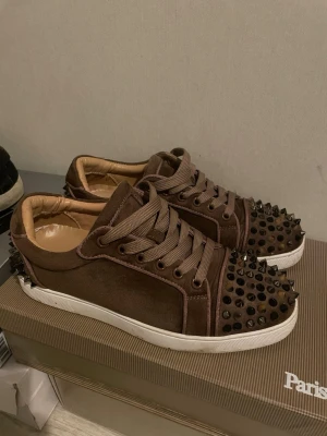 Christian Louboutin skor - Ett par snygga unika loubs i storlek 39, efter en liten ränsning så syns det inga tecken på användning så skulle säga nästan ny skick. alla spikar sitter på. dessa loubs kommer med dustbag kartong och några certifikat. fick dem i födelsedagspresent