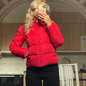 Vinterjacka  - Röd Champion dunjacka❣️ Använd ett fåtal gånger, men har inga defekter eller tecken på användning💕