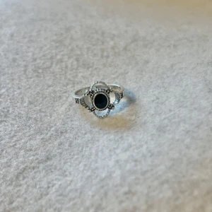 Argent Noir - US storlek 5/5.5, diameter cirka 15.5–16 mm, omkrets cirka 48.7–50.2 mm. 