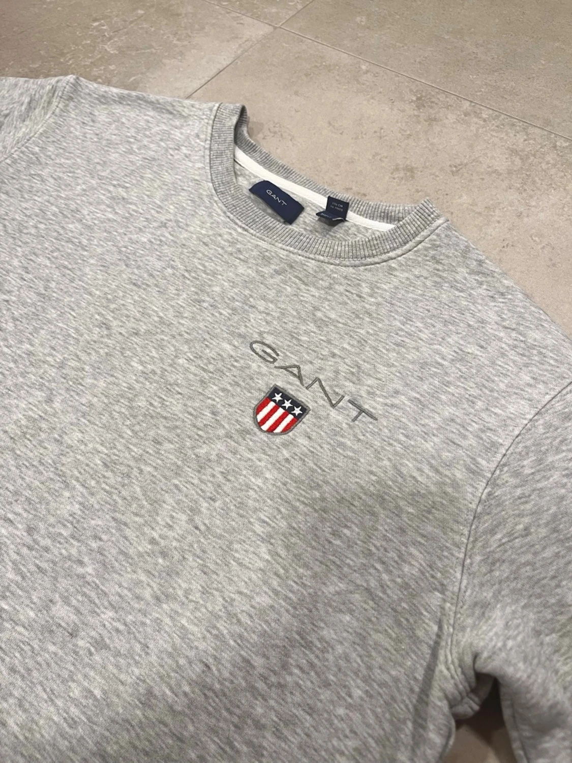 Grå sweatshirt från GANT - 2