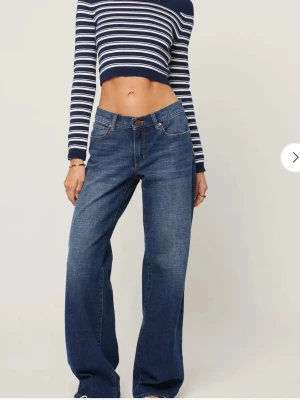 Blå low wide jeans paige från Abrand - Säljer ett par blå jeans från Abrand med wide fit, långa i benen storlek 22!☺️