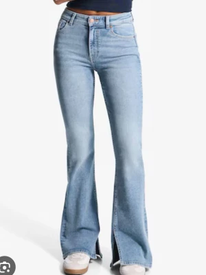 Bershka flared jeans - Säljer dessa två tillsammans eller separat, men helst tillsammans. De har blivit för små för mig och är i extremt bra skick för jag har knappt använt de. Om du vill se egna bilder hör gärna av dig så fixar jag det! 