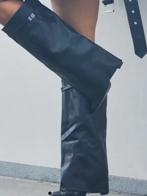 Svarta höga stövlar med spetsig tå - SÖKER!!! Liknande skor, helst LÅG/ingen klack. Kan betala ca 1000!