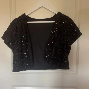 Bolerotopp nyår - Snygg svart glittrig bolerotopp från vila. Jättefin till nyår🩷🩷🩷