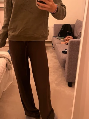 Sweatshirt från Scalpers  - Säljer denna mörkgröna sweatshirt med ett döskalle som tryck, i storlek S från Scalpers 