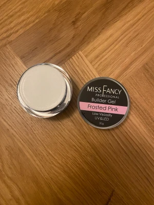 Builder Gel Frosted Pink - Miss Fancy Builder Gel i färgen Frosted Pink, 30g. Oöppnad! Nypris:330kr