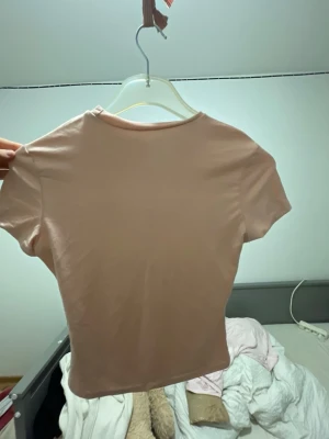 Ljusrosa topp från SHEIN - Säljer en ljusrosa topp från SHEIN i storlek S. Toppen har rund halsringning och korta ärmar, med en enkel och stilren design. Materialet känns mjukt och lätt, perfekt för varmare dagar eller som layering-piece. Passar dig som gillar minimalistisk stil.