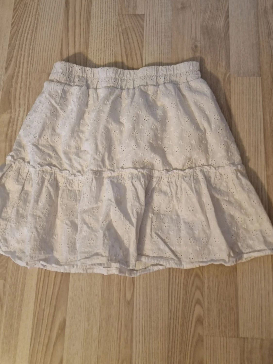 Vit kortkjol med volang - 1