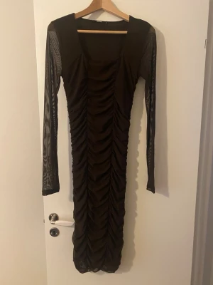 Brun långklänning med meshärmar - Säljer en brun långklänning stl S