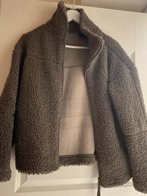 Brun teddyjacka  - Hej jag säljer min super fina teddy jacka som inte längre kommer till någon användning. Använt den, men inte jätte mycket. Det finns inga defekter/skador på jackan. Den sitter även som en Xs men den är i xxs men tycker inte det är jätte stor skillnad. Den är i färgen brun men lite åt det ljusare hållet. Skriv för fler frågor. Köpt är köpt 