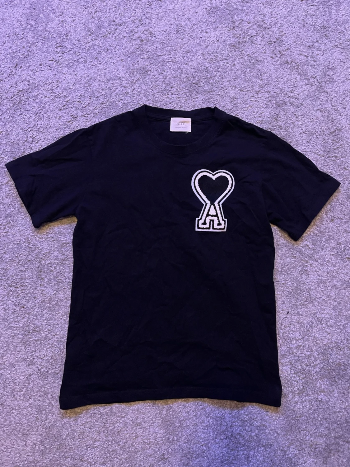 Svart t-shirt från Ami Paris med hjärtlogo
