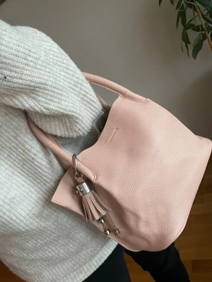 Så fin väska Zara Collection -Som ny! - En så fin rosa/beige väska från Zara Collection💕Använd en gång! Dustbag följer med. Bredd:23 cm Höjd: 22 cm  