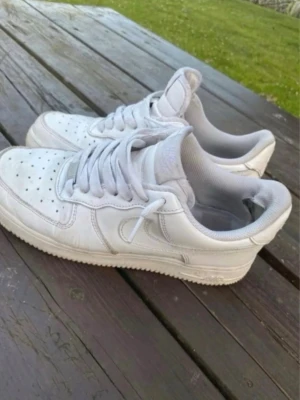 Nike Air Force 1 - Säljer mina Nike air force 1 för att den har blivit för liten för mig den är storlek  39 