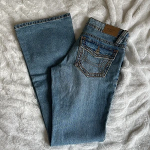 Ljusblå low waist bootcut jeans - Ljusblå low waist jeans från H&M. Ny utan prislapp. Innerbenslängd: 76cm, midjemått: 38cm tvärs över. Storlek 34 men dessa är stora i storleken, passar XS-S