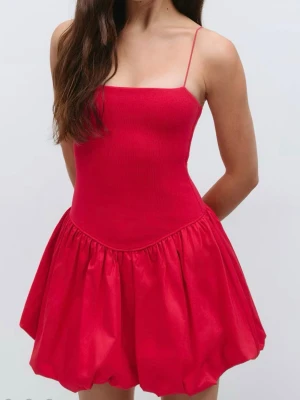 Gina Tricot röd klänning  - Snygg röd klänning med tunna axelband och puffig kjol. Klänningen har en enkel, rak överdel och voluminös nederdel som ger en lekfull siluett. Använts en gång, köpt från Gina Tricot🌹