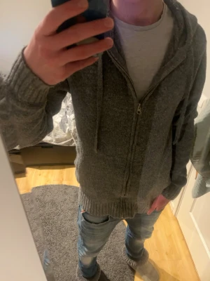 Stickad Hoodie - En skön o varm stickad hoodie från Firefly i storlek S. Riktigt bekväm o go me shyssta detaljer vid handleden och nere på tröjan. Den är i nyskick använt 2-3 ggr. Bara o skriva vi funderingar!