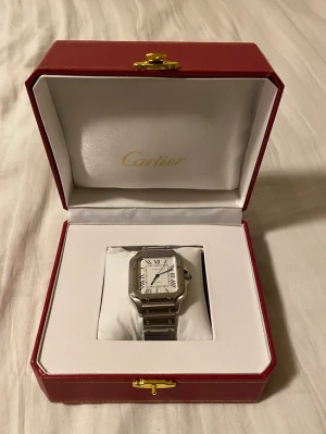 Carti Santos Klocka  - Säljer en klocka som har små repor fast bra kondition, kommer med lådan 