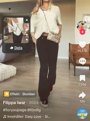 Kortärmad beige kofta från Gina - Superfin kortärmad kofta i beige från Gina. Koftan är ribbstickad med rund halsringning och knappar framtill. Perfekt att styla med jeans eller kjol för en trendig look. Mjuk och skön, passar året runt.