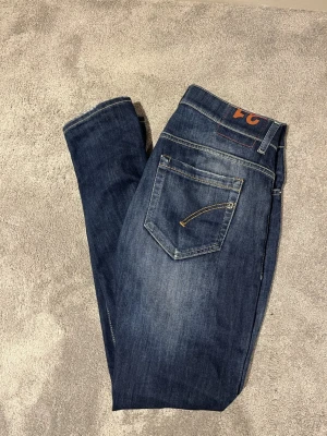 Dondup jeans  - Säljer nu mina snygga blåa dondup George jeans i storlek 31. Modellen är 180cm. Hör av er vid fler frågor 