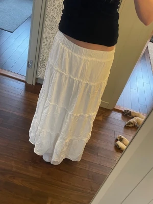 Sommrig maxikjol - Säljer en vit långkjol med flera volanger och resår i midjan. Perfect till sommaren. Är lite skrynklig men stryker innan jag skickar. Skriv om ni har någon fråga och kolla gärna in andra saker jag säljer!🩷