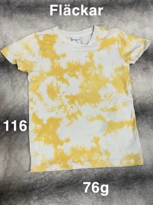 Gul och vit tie-dye t-shirt - Säljer en kortärmad t-shirt från Polarn o pyret i en fräsch gul och vit tie-dye design. T-shirten har en klassisk passform, perfekt för en avslappnad stil.🌸 Fläckar. Storlek 116