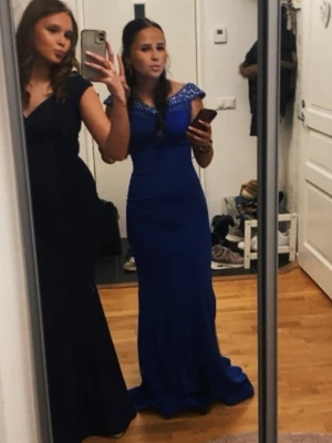 Balklänning  - Säljer en mörkblå balklänning som endast är använd en gång. Klänningen har inga fläckar eller liknande. Jag är 158cm och den var lite lång för mig, men funkade bra ändå. Kom privat vid frågor💞