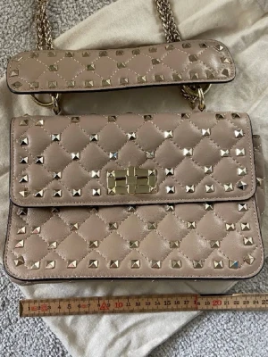 Valentino väska med nitar  - Säljer min favorit väska som tyvärr inte används längre! Köpte den på Plick så fick inte med kvitto eller original låda så kan inte lova äkthet och derför säljer jag den billigare. Kan gå med i pris vid snabb affär💕💕