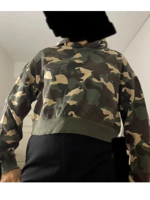 Camo mag-hoodie med huva - Säljer en camouflagemönstrad hoodie i gröna, beige och bruna toner. Hoodien har en klassisk huva och bred mudd nedtill. Materialet känns mjukt och bekvämt mot huden. | M men passar till er med storlek S också💞