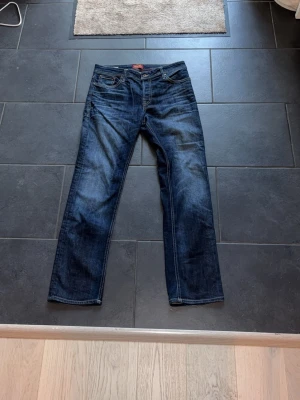 Jack & Jones jeans regular clark. - Säljer dessa sjukt snygga jack & jones jeans. Modellen heter Regular Clark. Passform: Regular Storlek: 31/32 Pris: 250, nypris ca 800kr Skick/ 9.9/10. Knappt använda